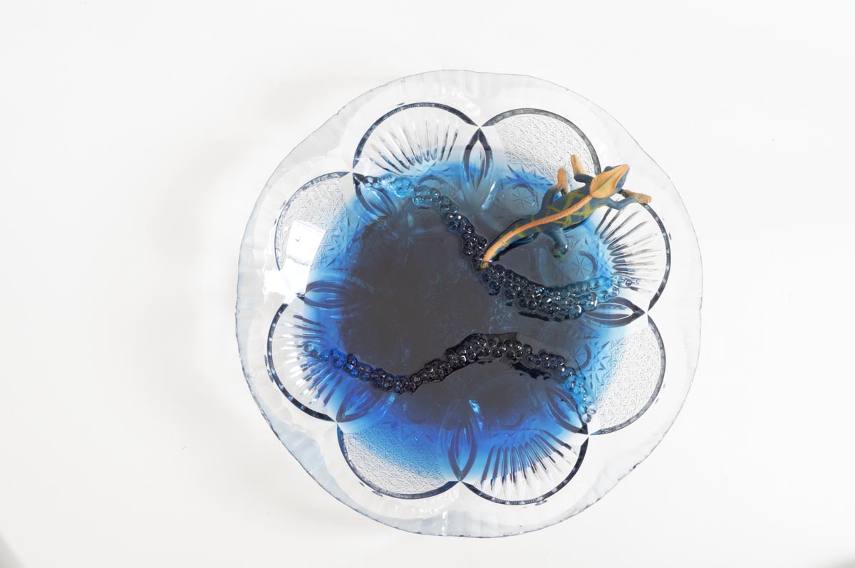 The Escaping Chameleon — Antonella_Quacchia_Cameleont_2_resin_and_plastic_on_bohemian_glass_support_15x35x20cm_2023_Photo_Pellegrini